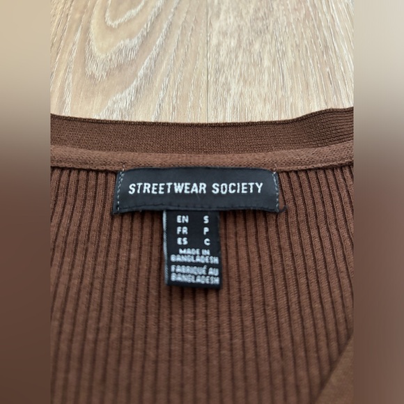 BUTTON UP CROP TOP - BROWN - LONG SLEEVE - GOOD CONDITION - Picture 2 of 3